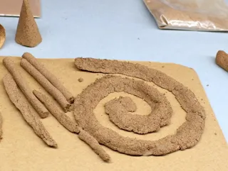虫よけの話と除虫菊で線香づくり体験