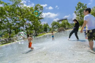 Water play at Blueme Hill "Jabujabu Pond"