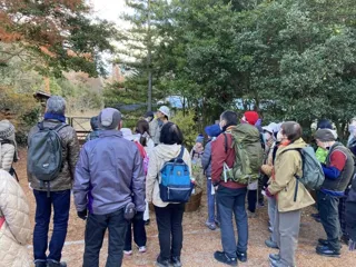 9th Nature Observation Course 'Let's learn about auspicious plants' - while stepping on fallen leaves