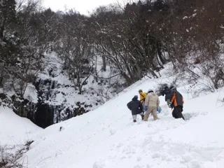 鳴滝目指して雪上ハイキング
