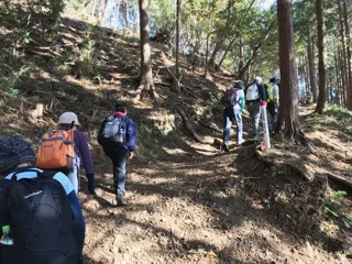 秦野市山岳協会と行く秋の紅葉登山～イオリ峠から高取山、そして聖峰を経て鶴巻温泉へ