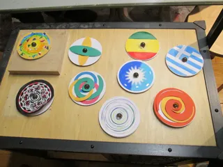 特別展スペシャル実習「ふしぎ！きれい！おまけ博士のアイデア工作～テレイドスコープとサブローごま作り