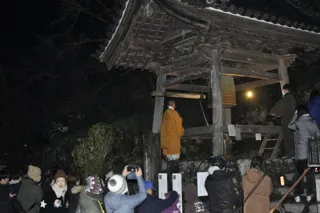 除夜の鐘撞き　午歳根付進呈