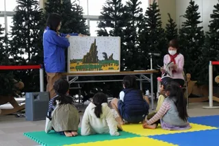 淡路島国営明石海峡公園　恐竜絵本の読み聞かせ