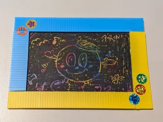 11月のまいつきキッズ工作！「にじいろスクラッチアート」