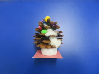 わくわくかがくひろば　まつぼっくりでクリスマスツリー