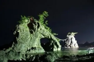 機具岩ライトアップ（冬季）