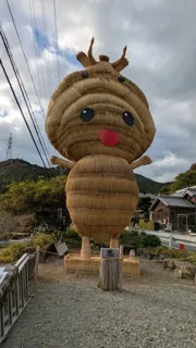 稲わらのモニュメント「ちゃちゃも」