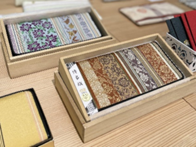 Hakata Weaving and Imari Pottery Exchange Exhibition