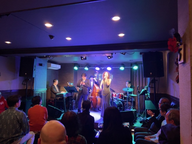 Happy Jazz Live ドラム小畑孝廣Trio + ボーカル伊藤綾（８月）