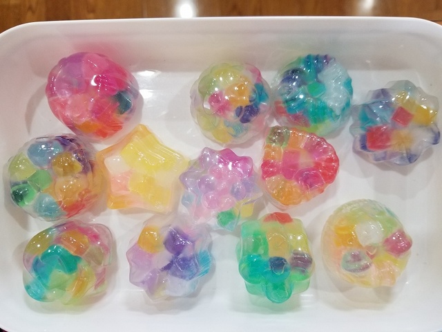 Creating works using gemstone soap, flowers, and beads (August)