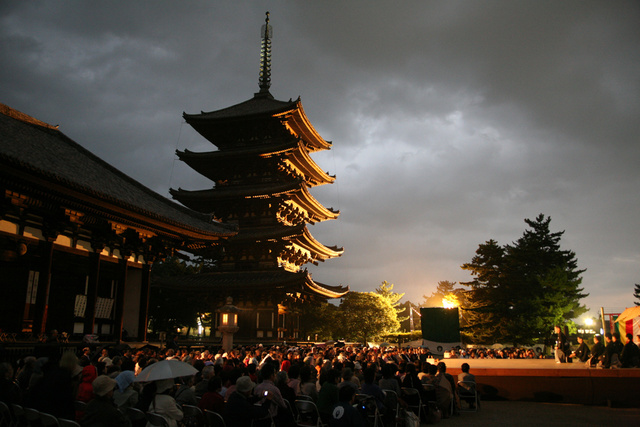 能楽の聖地・興福寺で体感する、年に一度の祈りの能。文化財建築で専門家と学ぶ、少人数限定の特別な夜。