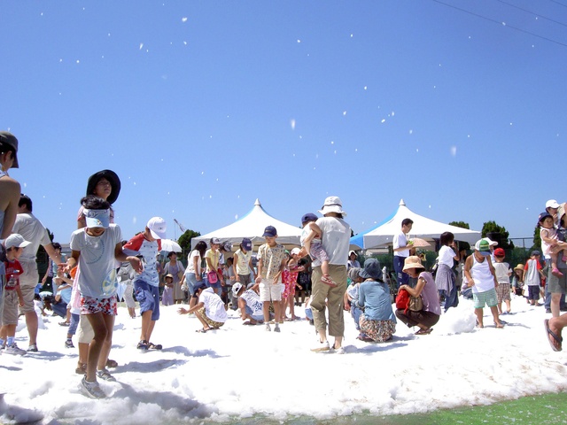 神戸三田プレミアム・アウトレット すのー王国 ~暑いのに雪⁉~