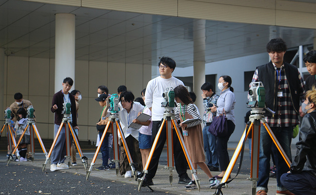 測量実習 21世紀の伊能忠敬になってみる ~地図づくりのプロたちから学ぶ3次元測量~