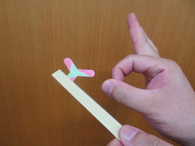 もどってくるかな？ミニブーメランをつくろう