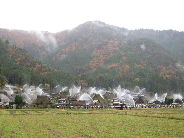 かやぶきの里 秋の一斉放水点検