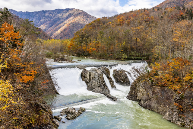 【紅葉・見ごろ】十勝中札内村　札内川園地　滝と紅葉