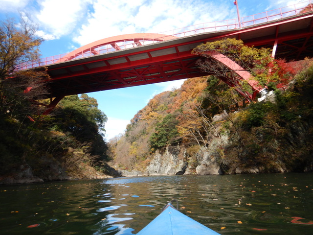 群馬で紅葉狩り×外遊び!渡良瀬川・高津戸峡 「初めてカヤック(パックラフト)」体験ツアー